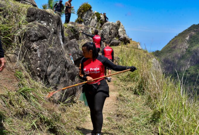 Prefeitura de Maricá realiza ação de limpeza na trilha da Pedra do Macaco, em São José do Imbassaí