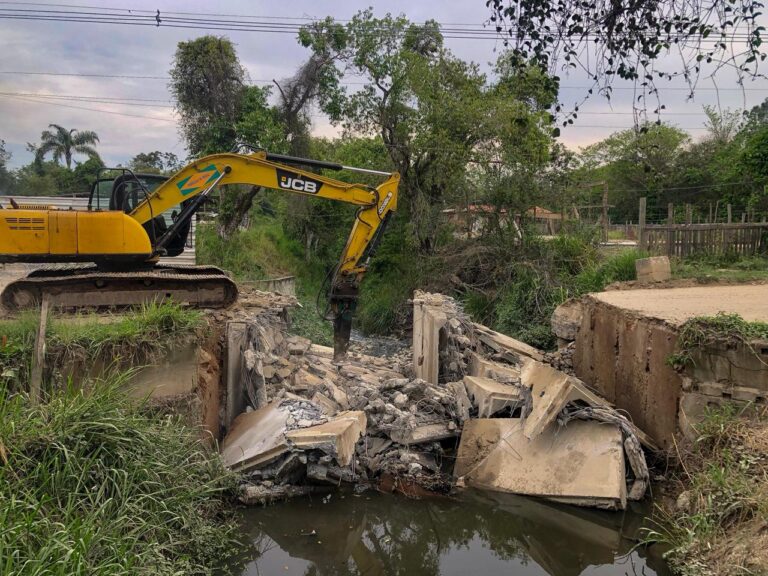 Prefeitura de Maricá inicia a demolição da ponte sobre o Rio Taquaral em Chácaras de Inoã