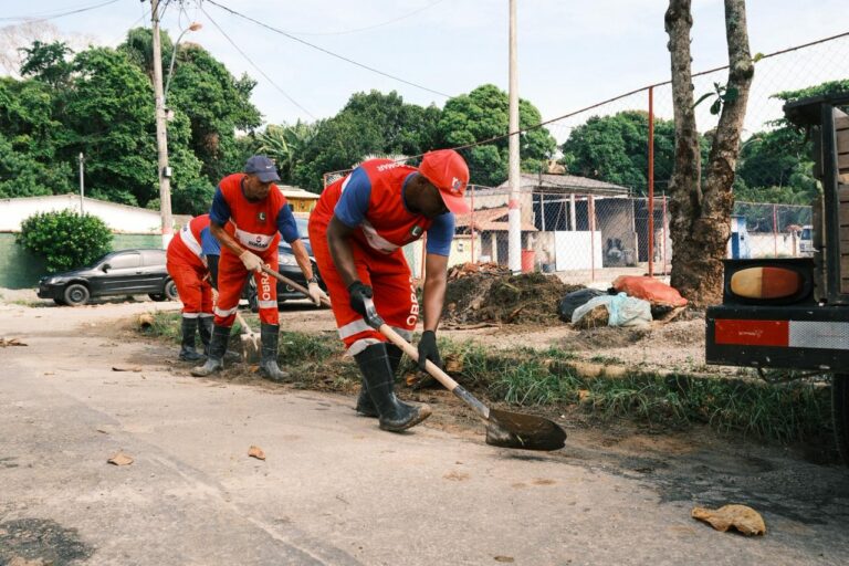 SOMAR realiza força-tarefa de limpeza em diversos bairros após fortes chuvas em Maricá