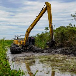 Para evitar alagamentos, SOMAR realiza desassoreamento no Canal de Jaconé